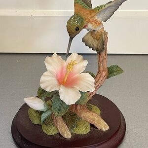 Mauri Rufous Hummingbird with Hibiscus Resin Bird Figurine w/Base PH-2031
